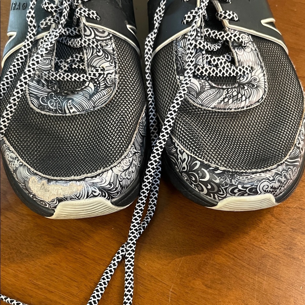 TRAQ BY Alegria Men's Black and White Patterned Sneakers - Picture 3 of 10